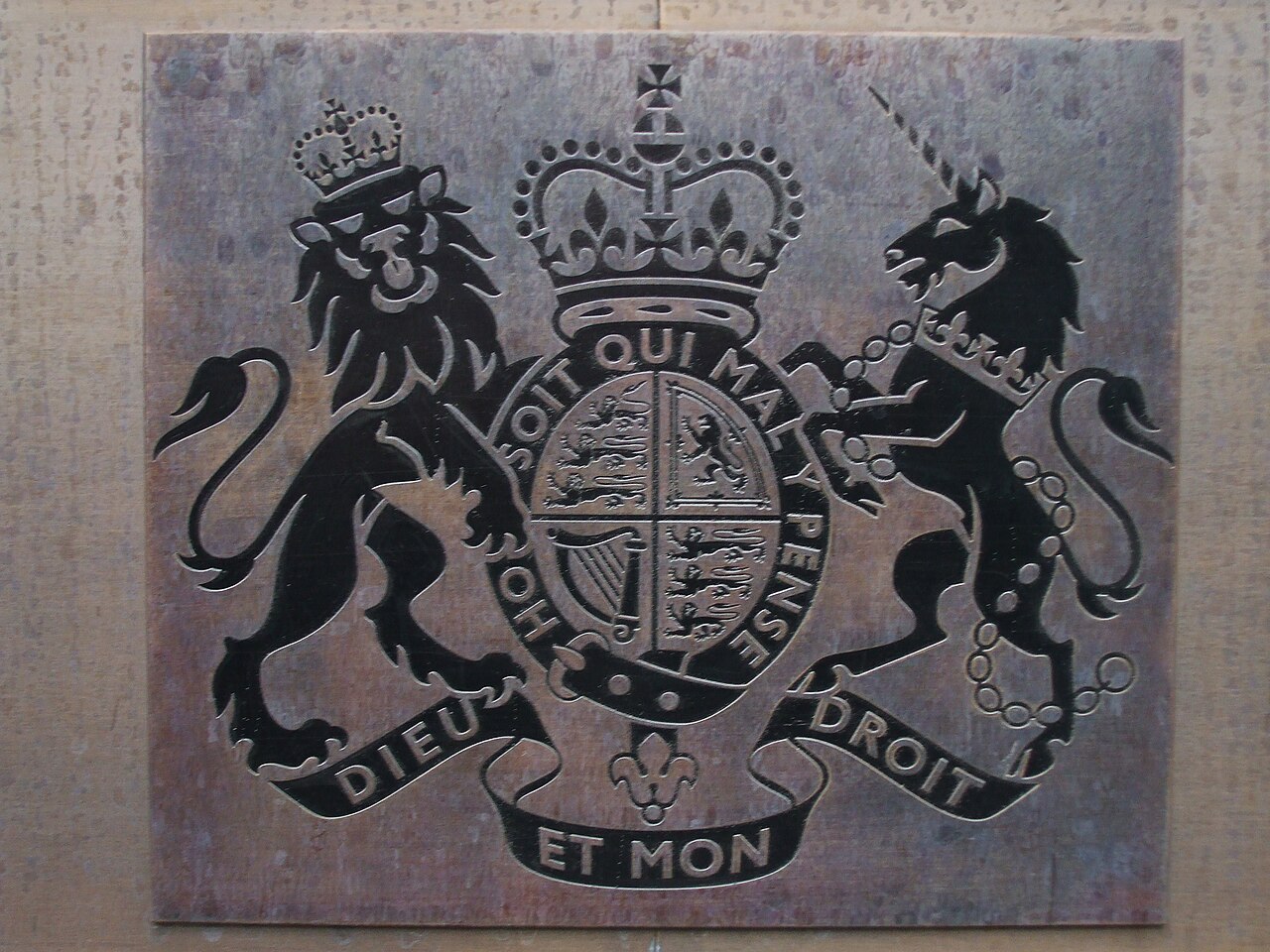 File Plaque Honi Soit Qui Mal Y Pense Dieu Et Mon Droit London Jpg Wikimedia Commons