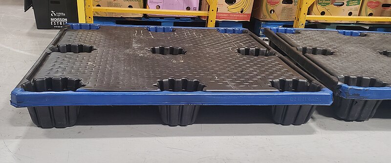 File:Plastic pallet from Shuert Technologies - on floor.jpg