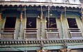 Decoración tradicional en ventanas de madera.