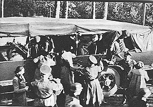1940년 폴란드인 포로들의 집단 처형을 준비하는 아인자츠그루펜 대원들