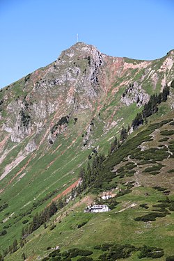 Leobner Hütte v popředí