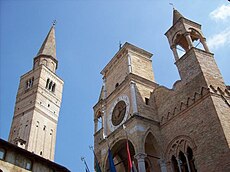 Pordenone-Palazzo comunale e campanile del Duomo di San Marco.jpg