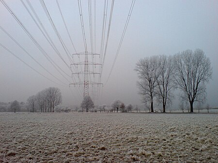 ไฟล์:Powerlines Over Fields Erzhausen.jpg