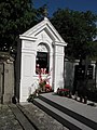 Čeština: Hrob v Prackovicích nad Labem. Okres Litoměřice, Česká republika. English: Grave in Prackovice nad Labem village, Litoměřice District, Czech Republic.