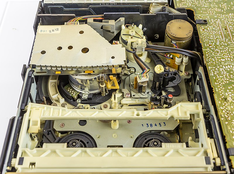 File:Profitronic VCR7501VPS - cover removed - cassette drive unit-2230.jpg