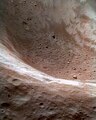 Image en fausses couleurs de la surface d'Éros prise depuis une altitude de 50 km.