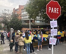 Protestoj antaŭ la rusia ambasadorejo en Bogoto, Kolombio, 26-a de februaro 2022
