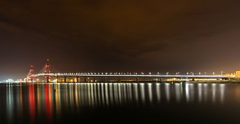 Vista nocturna de todo el puente.