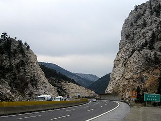 Die türkische Autobahn O21 (Europastraße 90) am Eingang der Kilikischen Pforte.