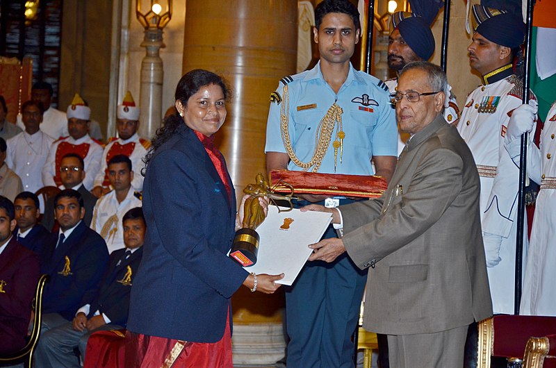 File:Purnima Mahato is receiving Donacharya Award from President.jpg