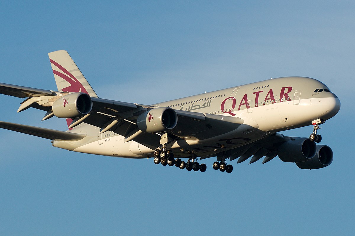 ファイル:Qatar Airbus A380-800 A7-APD (40444276225).jpg - Wikipedia