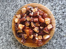 Pulpo a la gallega servido en su típico plato de madera