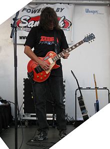 Randy Jackson joue de la guitare