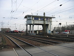 Sporen en overweg aan de westkant van het rangeerstation Gremberg