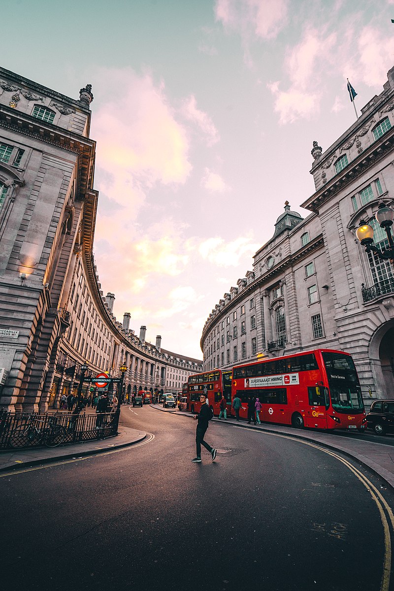 Phố Regent – một trong những địa điểm hấp dẫn nhất ở London, chắc chắn sẽ làm bạn phấn khích khi xem những bức ảnh đầy màu sắc và năng động. Hãy thực hiện cuộc hành trình này ngay bây giờ!