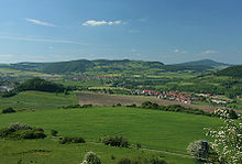 Blick ins Feldatal von Süden, vorn Diedorf, Bildmitte: Zella