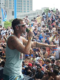 Riff Raff ao vivo em 2011.