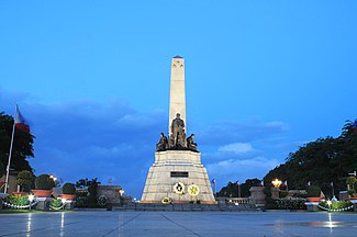 Rizal Monument at Dusk.jpg