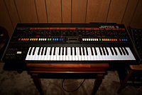 Roland Jupiter-8-Sintezilo, 1983 (2039658601).jpg