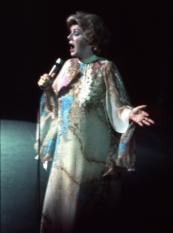 Clooney performing in 1977