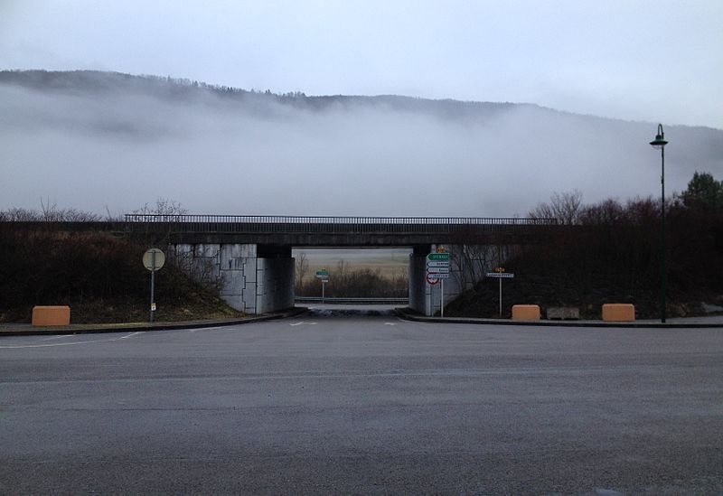 File:Route et brouillard à Lavancia-Epercy.JPG