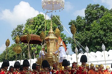 Funeral officials wearing lomphok escorting Bhumibol Adulyadej's urn, October 2017