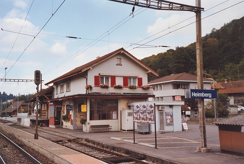 File:SBB Historic - F 122 00478 002 - Heimberg EBT Stationsgebaeude mit Gueterschuppen Bahnseite.jpg