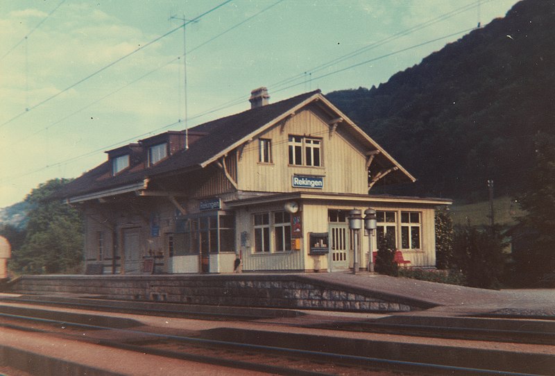 File:SBB Historic - F 122 00836 001 - Rekingen Stationsgebaeude Bahnseite.jpg