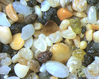 Sand from Kalalau Beach, Hawaii.(Field width = 5.5 mm) A few grains of olivine is visible, which is the green sand of some beaches of Hawaii. Sable de Kalalau - Hawaii.jpg