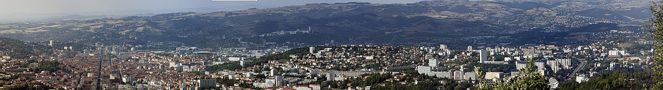 Panorama de la ville de Saint-Étienne, depuis les hauteurs de la commune, au Guizay, en limite de celle de Planfoy, dans le parc naturel du Pilat.