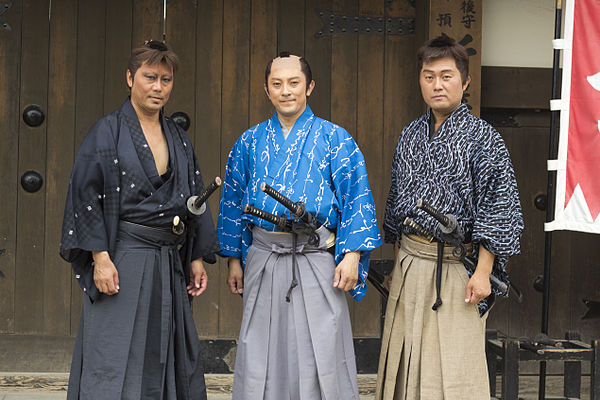 Actors portraying ronin on left and right, employed samurai in the middle. His chonmage makes him identifiable as an employed samurai.