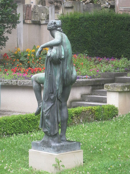 File:Sandalenlösende Venus, von hinten.jpg