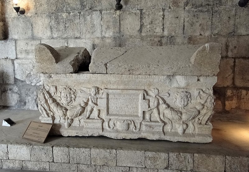 File:Sarcophagus, Apamea Museum 01.jpg