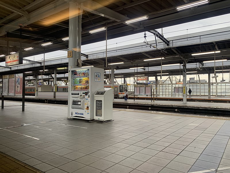 File:Scene in Gifu Station 01.jpg