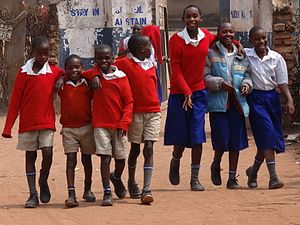 Chicos con el uniforme escolar de Ruanda.