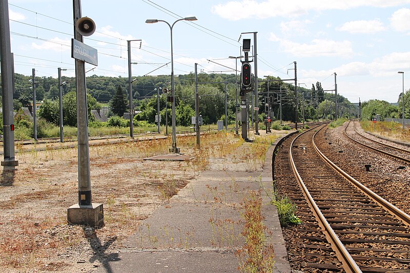 File:Serquigny, les voies en direction de Caen.jpg