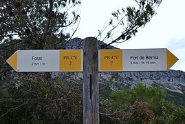 Serra de Bèrnia, indicadors cap al forat o el Fort.JPG