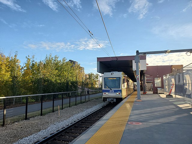 A Siemens SD-160 arriving at Stadium Station