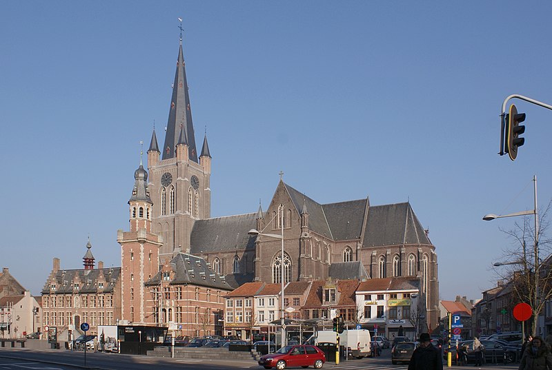 File:Sint-Vincentiuskerk (Eeklo) - Gezien vanop de Markt.JPG