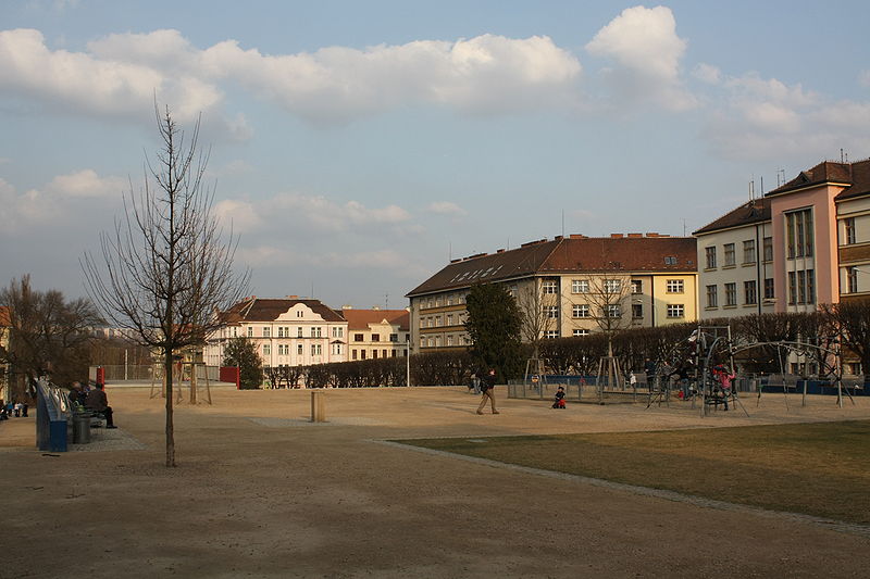 File:Slovanské náměstí, Brno (3).JPG