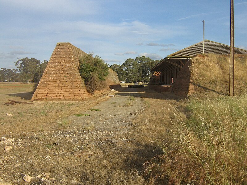 File:Smithfield Magazine building.jpg