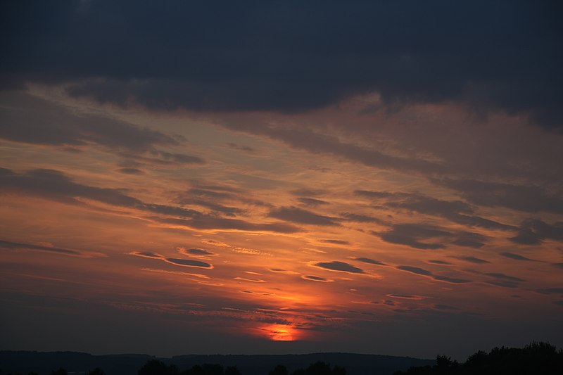 File:Sonnenuntergang bei Limburg hinter Altocumulus und anderem.jpg