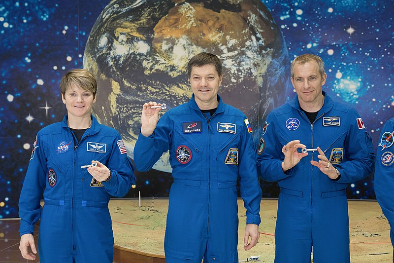 File:Soyuz MS-11 crew at the Baikonur Cosmodrome Museum.jpg