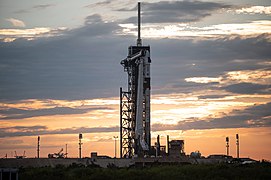 Falcon 9 sur le pas de tir 39A du Centre spatial Kennedy à quelques heures du lancement.