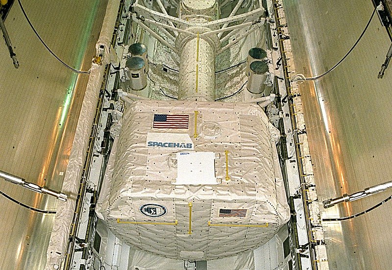 File:Spacehab Single Module and Alpha Magnetic Spectrometer loaded into Discovery prior to STS-91 (KSC-98pc637) (cropped).jpg