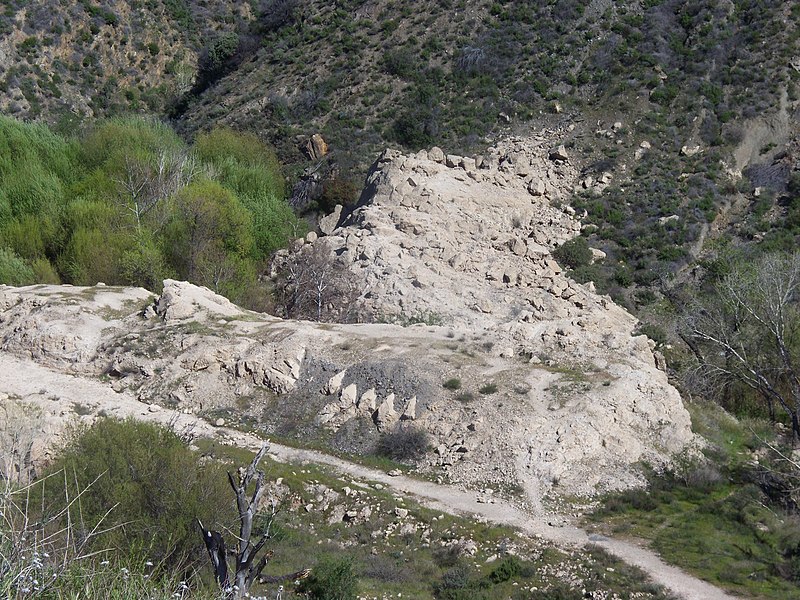 File:St. Francis Dam base remains tkksummers.jpg