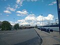 De parkeergarage, met rechts de fietsenkluizen en het station.