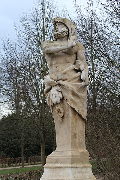 File:Statue Hercule Parc St Cloud 1.jpg