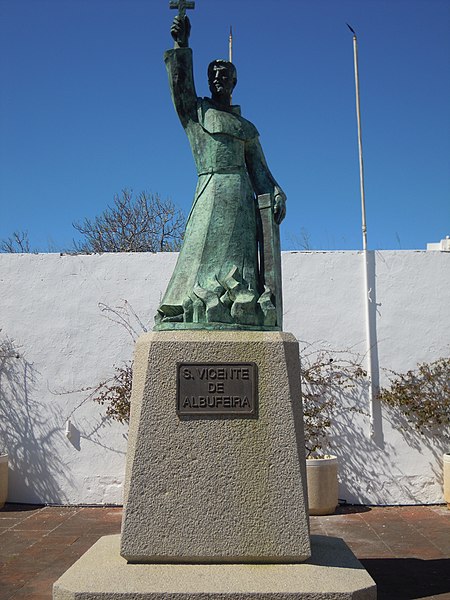 File:Statue of São Vicente de Albufeira 25 March 2015.JPG