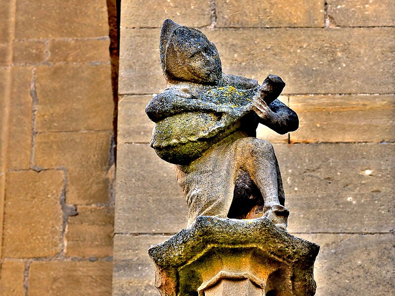 File:Statue sur l'église. (4).jpg